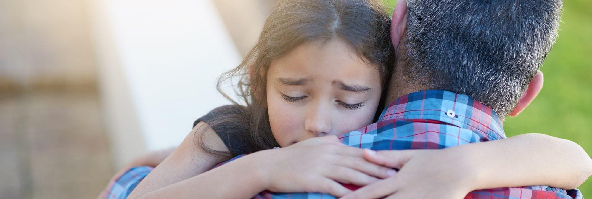 Папа дочка плачет. Father and child embracing. Картинки буллинг объятия родителей. Angry father. Children crying hugging.