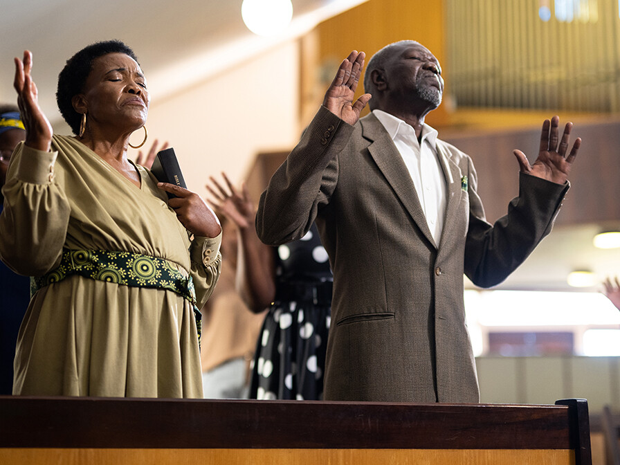 “Hands raised in worship—living with biblical gratitude and experiencing God’s favor