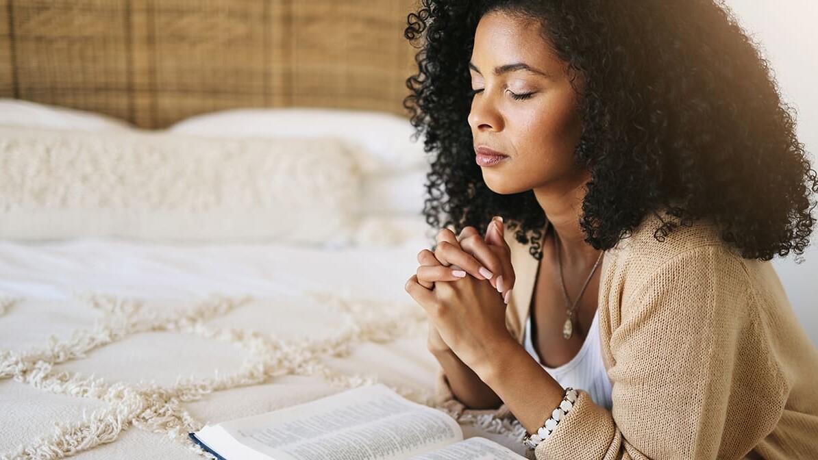 Woman praying - perhaps wondering how to live in victory in Christ, especially when life won't cooperate. Goes with article by Ben Cerullo showing 5 steps to spiritual breakthrough