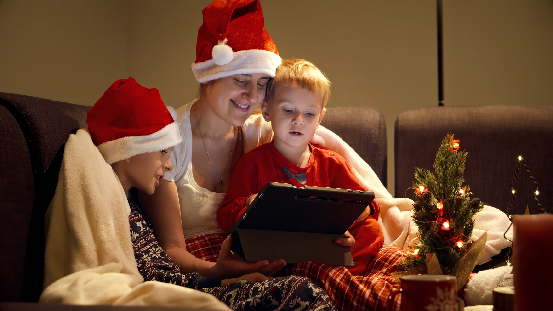 Mom and kids watching Lucy Shimmers on a tablet